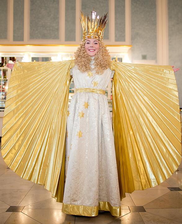 Erste Anprobe Nürnberger Christkind