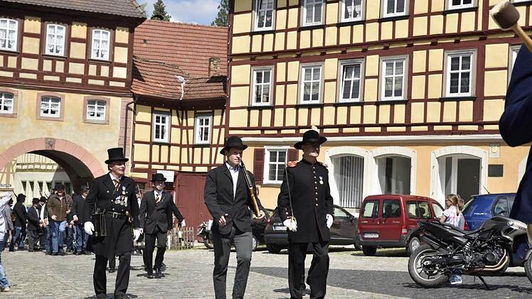 Beim diesjährigen Probeauszug der Bürgerwehr 1848 Königsberg wurde Johannes Barfuß (Bildmitte) als Tambour neu ins Kommando aufgenommen. Beim Einmarsch in die Altstadt begleitete ihn Hauptmann Manfred Barfuß (rechts). Foto: Georg Snater