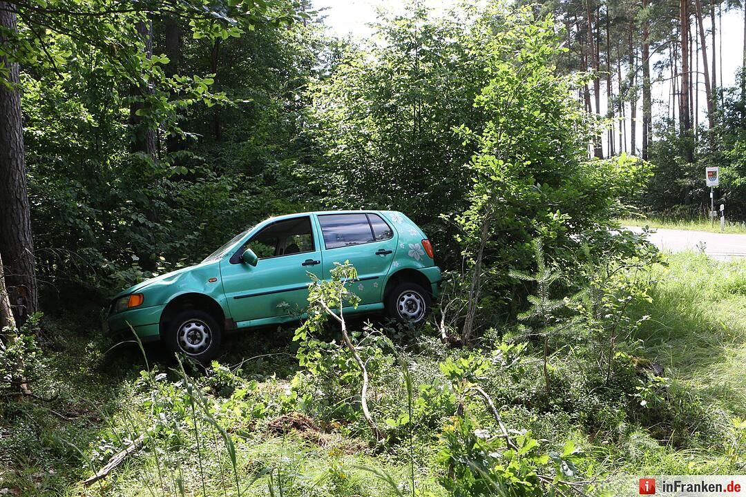 Von der Straße abgekommen - Auto wird in Wald geschleudert