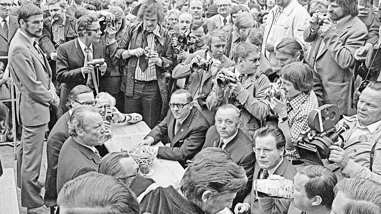 Bundeskanzler Willy Brandt beim Bamberger Bierfest auf dem Maxplatz, das während der Jubiläumsfeierlichkeiten erstmals stattfand.