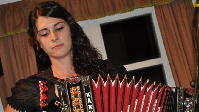 Verena Rädlein ist von Beginn der Kirchweihabende mit ihrer steirischen Harmonika dabei .