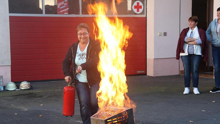 Jeder Teillnehmerin durfte selbst mit dem Feuerlöscher einen Brand löschen.