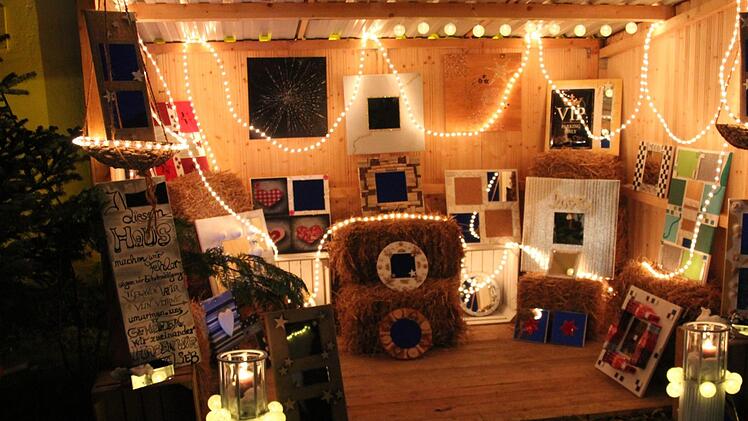 Auch in vielen Buden präsentieren Aussteller ihre Waren.