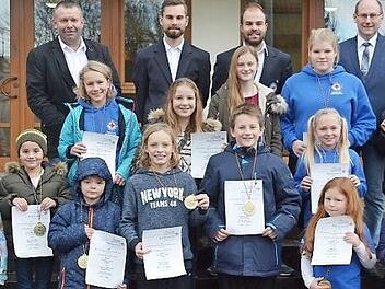 Den jeweils ersten Siegern gratulierten (letzte Reihe von links): Stellvertretender BRK Kreisgeschäftsführer Ralf Baumeister, Michael Hellmuth, Jugendleiter Kreiswasserwacht, stellvertretender Kreis-Wasserwacht Vorsitzender Stefan Bergmann und Mellrichstadts stellvertretender Bürgermeister Frank Vetter.  Foto: Hanns Friedrich.
