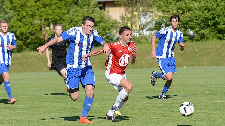 Szene aus dem Totopokalspiel des SV Aura (in blau) gegen den FC 06 Bad Kissingen (0:3).ssp