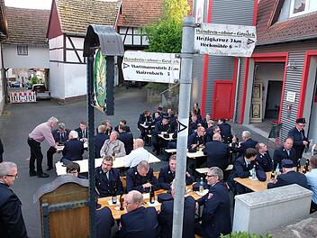 Zum Florianstag zeiget es sich wieder: Auf dem Dorfplatz in Völkersleier geht es bei Festen eng zu. Nach der Umgestaltung des Platzes soll es viel besser werden.Foto: Archiv/Gerd Schaar