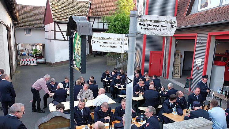 Zum Florianstag zeiget es sich wieder: Auf dem Dorfplatz in Völkersleier geht es bei Festen eng zu. Nach der Umgestaltung des Platzes soll es viel besser werden.Foto: Archiv/Gerd Schaar