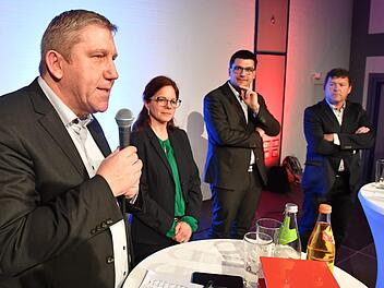 Kreis-SPD sucht den Kalb-Herausforderer: Erstmals stellte sich das Kandidaten-Quartett der Kreis-SPD in Stegaurach den Bürgern: Andreas Schwarz, Patricia Hanika, Jonas Merzbacher und Carsten Joneitis (von links). Foto: Ronald Rinklef