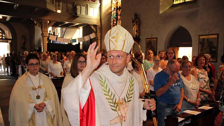 Weihbischof Herwig Gössl. zieht in die Kirche ein. Michael Wunder