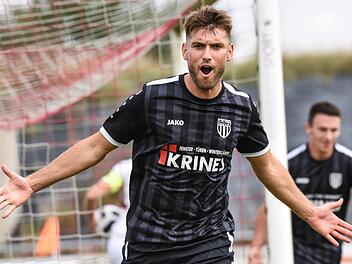 Shaban Rugovaj bescherte dem FC Sand mit seinem Tor in der 89. Minute den 1:1-Ausgleich und einen Punkt beim ASV Cham. Foto: Ryan Evans