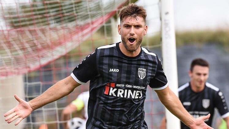 Shaban Rugovaj bescherte dem FC Sand mit seinem Tor in der 89. Minute den 1:1-Ausgleich und einen Punkt beim ASV Cham. Foto: Ryan Evans