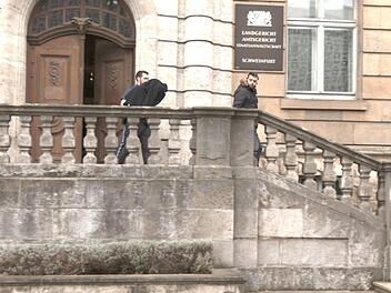 Hier wurde der Tatverdächtige - mit dem Mantel über dem Kopf - im März gerade von Polizisten  aus dem Landgericht Schweinfurt geführt, nachdem er dort eine Vorführung vor dem Haftrichter hatte. Foto: Sat1Bayern