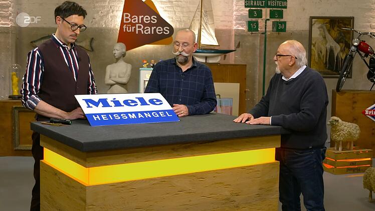 Auch das folgende Objekt bestand aus Blech. Jahrzehntelang hatte das Werbeschild von Miele gut behütet im Keller geschlummert und war nie aufgehängt worden - entsprechend neuwertig sah es aus. Die Schätzung lag bei 200 bis 250 Euro.