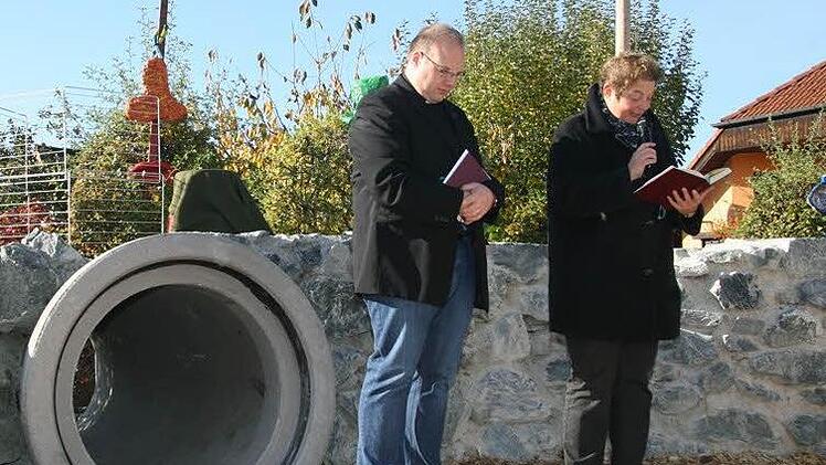 Pfarrerin Kathrin Klinger und Norbert Förster weihten die Spielstätte ein.