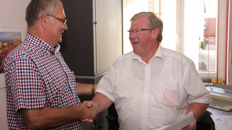 Gemeinderat Hans Böhmer (l.) gratuliert Konrad Ochs.