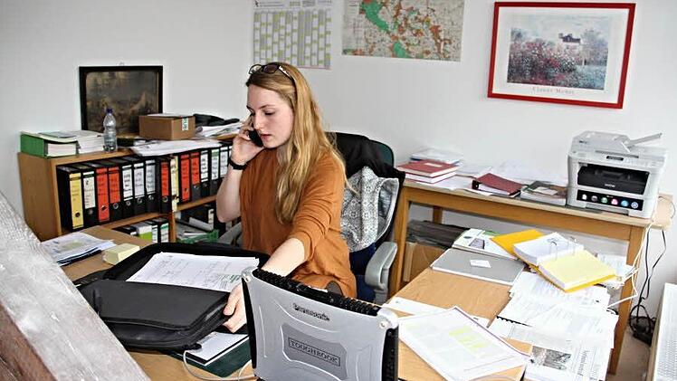 Für einige Monate ist das Büro der Forstdienststelle Maroldsweisach im Dachgeschoss des Rathauses der Arbeitsplatz von Theresia Hof.   Foto: Helmut Will