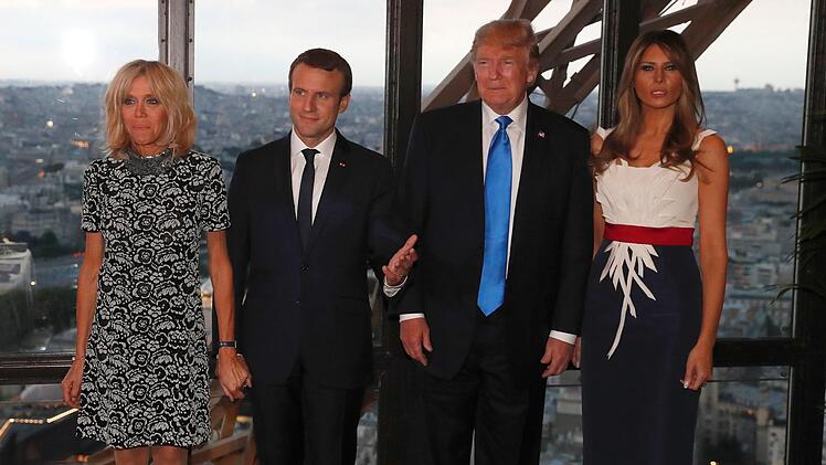 Auf höchster Ebene: Frankreichs Präsident Emmanuel Macron (Zweiter von links) und seine Frau Brigitte (links) trafen sich mit dem US-Kollegen Donald Trump (Zweiter von rechts) und seiner Frau Melania (rechts) zum Dinner auf dem Eiffelturm. Foto: Yves Herman/REUTERS POOL/AP/dpa
