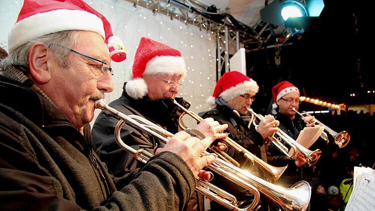 Weihnachtliche Blasmusik mit den "Ehemaligen" gab es am vorletzten Tag.