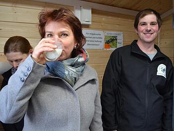 Gisela Sengl lässt sich von Florian Taubmann frisch gemolkene Milch zapfen.Gabi Bertram