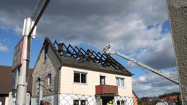 Ein Brand zerst&ouml;rte am Dienstagnachmittag  ein zweist&ouml;ckiges Haus in Lichtenfels-Oberwallenstadt. Foto: Matthias Einwag