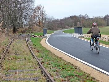 Zwischen Herzogenaurach und Hauptendorf ist eine kleine Brücke schon auf die Breite des künftigen Radschnellweges ausgerichtet. Im weiteren Verlauf der Trasse ist es auch möglich, dass der Weg auf den Schienen verläuft. Das wiederum sorgte im Planungsausschuss für nervöse Nachfragen.  Foto: Bernhard Panzer