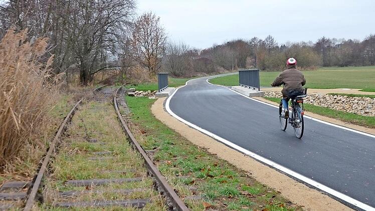 Zwischen Herzogenaurach und Hauptendorf ist eine kleine Brücke schon auf die Breite des künftigen Radschnellweges ausgerichtet. Im weiteren Verlauf der Trasse ist es auch möglich, dass der Weg auf den Schienen verläuft. Das wiederum sorgte im Planungsausschuss für nervöse Nachfragen.  Foto: Bernhard Panzer