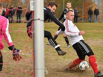 Er war eindeutig der Mann des Spieltags: Der Marktgraitzer Rene P&uuml;lz (rechts) erzielte sechs Treffer gegen die TSF Theisenort. Hier erk&auml;mpfte er sich im Strafraum den Ball, hatte nach einer Drehung freie Schussbahn und erzielte das 5:0.  Foto: Gunther Czepera