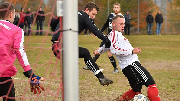 Er war eindeutig der Mann des Spieltags: Der Marktgraitzer Rene P&uuml;lz (rechts) erzielte sechs Treffer gegen die TSF Theisenort. Hier erk&auml;mpfte er sich im Strafraum den Ball, hatte nach einer Drehung freie Schussbahn und erzielte das 5:0.  Foto: Gunther Czepera