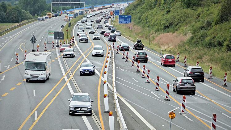 Die Bauarbeiten auf der A 9 im Bereich der Lanzendorfer Brücke haben Autofahrer auf eine harte Geduldsprobe gestellt. In den kommenden Monaten steht nun die Fahrbahnsanierung zwischen Himmelkron und Marktschorgast an. Foto: Archiv/Werner Reißaus