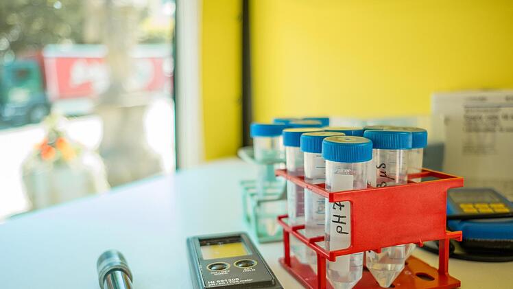 Auf Nitrat, Säure- und Salzgehalt wird gleich vor Ort getestet.
