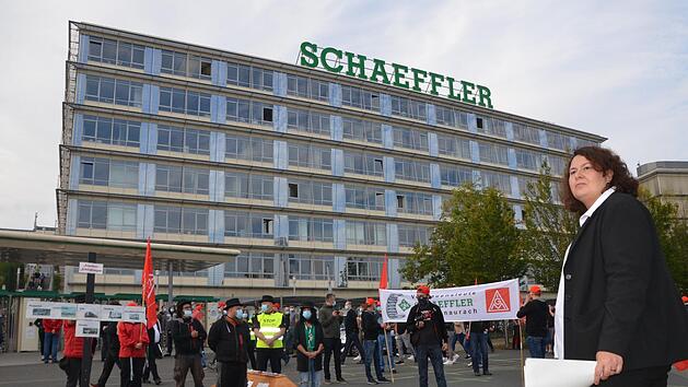 Andrea Grimm begr&uuml;&szlig;t rund 200 Teilnehmer zum Aktionstag vor dem Schaeffler-Gel&auml;nde in Herzogenaurach. Fotos: Bernhard Panzer
