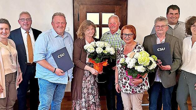 Für langjährige Mitgliedschaft zur CSU wurden (ab Dritter von links) Dieter Bauernfeind, Heide Bloch, Reinhold Lauterbach, Irene Weigel und Siegmund Schirmer geehrt. Erste Gratulanten waren (von links) stellvertretende Kreisvorsitzende Doris Leith...