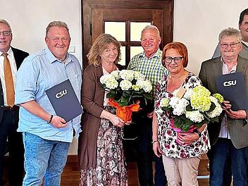 Für langjährige Mitgliedschaft zur CSU wurden (ab Dritter von links) Dieter Bauernfeind, Heide Bloch, Reinhold Lauterbach, Irene Weigel und Siegmund Schirmer geehrt. Erste Gratulanten waren (von links) stellvertretende Kreisvorsitzende Doris Leith...