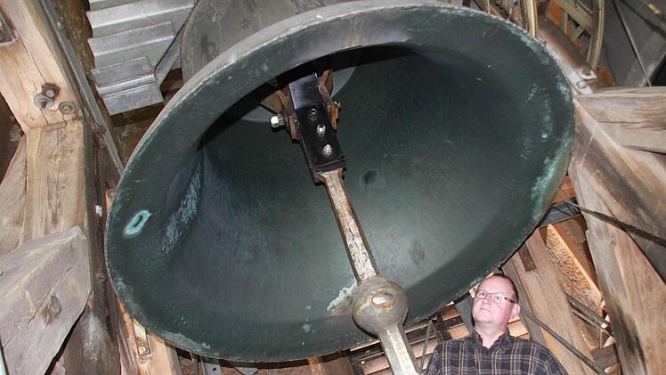 Georg Hagel prüft den Zustand der größten der fünf Basilikaglocken, der 2,3 Tonnen schweren, 1869 gegossenen Georgs-Glocke im Südturm. Fotos: Matthias Einwag