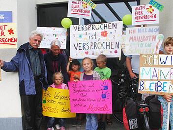 Die Eltern und Kinder, die für den Erhalt des Schulstandorts in Mainroth kämpften, hatten vor dem Burgkunstadter Rathaus demonstriert - vergeblich. Foto: Gerda Völk