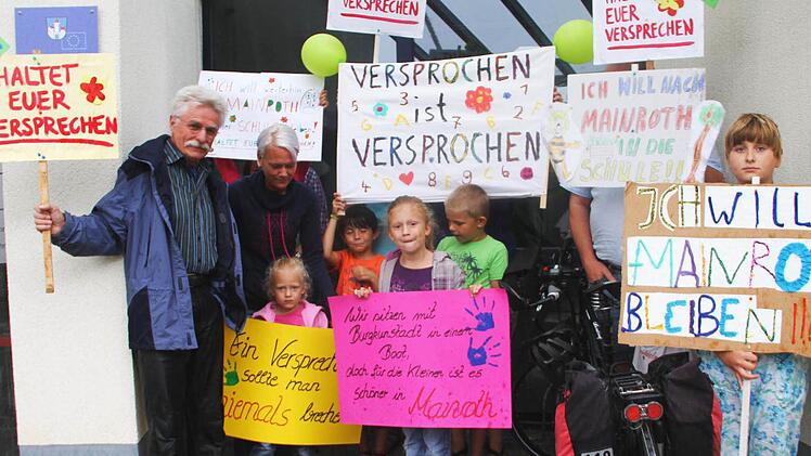 Die Eltern und Kinder, die für den Erhalt des Schulstandorts in Mainroth kämpften, hatten vor dem Burgkunstadter Rathaus demonstriert - vergeblich. Foto: Gerda Völk