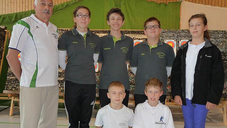 Gaumeister Recurvebogen Jugend/Schüler: Unser Bild zeigt (von links) Stellv. Gaubogenreferent Erhard Happ, Elisa Tartler, Marius Meindl, Nils Weigand, Romana Weigand, Fabian Kirchner und Maximilian Kreuzer. Foto: Peter Metz