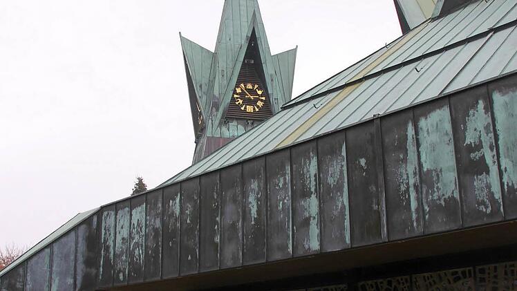 Blick von außen auf die Glasmosaiken und den Turm  Foto: Friedwald Schedel