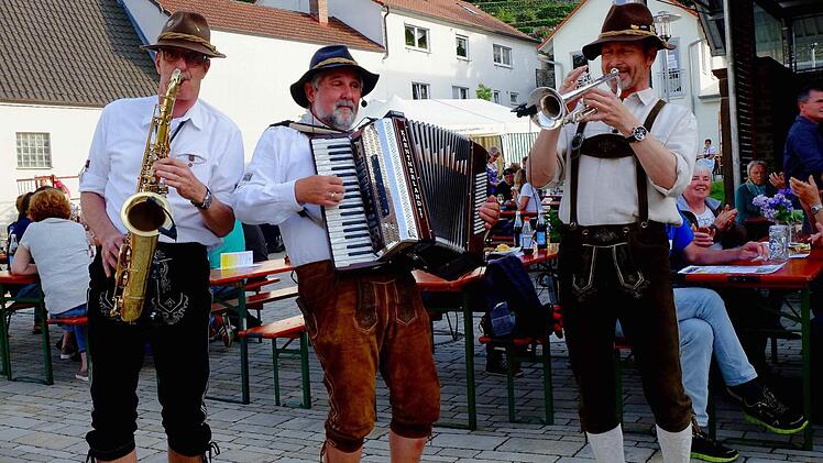 Die Steyrthaler Musikanten (mit dem Sulzthaler Trompeter Michael Heinlein) gaben den musikalischen Auftakt. Foto: Gerd Schaar