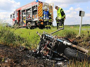 Das Motorrad hat sich nach dem Unfall entz&uuml;ndet. Die Feuerwehr Effeltrich konnte den Brand schnell l&ouml;schen. Foto: Ferdinand Merzbach
