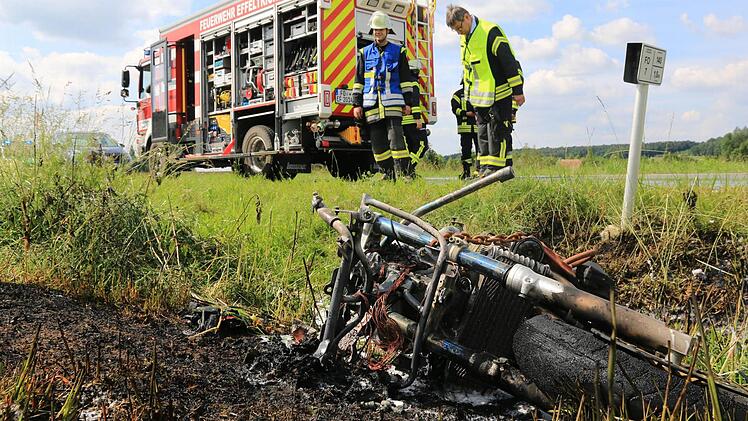 Das Motorrad hat sich nach dem Unfall entz&uuml;ndet. Die Feuerwehr Effeltrich konnte den Brand schnell l&ouml;schen. Foto: Ferdinand Merzbach