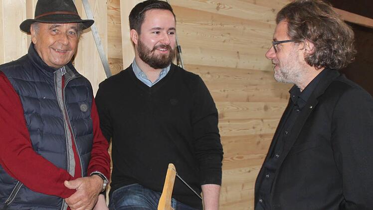Altmeister Adolf Geuß, der 57 Jahre in der Firma ist, Jan-Philipp Sievert und Görtler & Schramm-Geschäftsführer Günther Deinlein (von links) fachsimpeln über Handwerkliches. Foto: Matthias Einwag