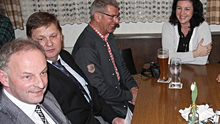 In vertrauter Runde (von links): 2. Bürgermeister Harald Deringer, CSU-Ortsvorsitzender Rupert Fichtner, Schriftführer Ludwig Biener und Dorothee Bär. Foto: Helmut Will