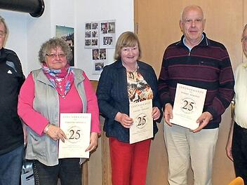 Franz Petter (l.) und Günter Rath (r.) ehrten Marianne Hertwich, Gerlinde und Werner Butkereit. Foto: Welker