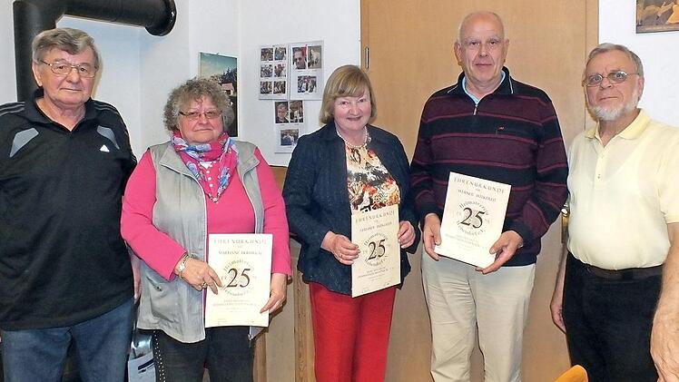 Franz Petter (l.) und Günter Rath (r.) ehrten Marianne Hertwich, Gerlinde und Werner Butkereit. Foto: Welker
