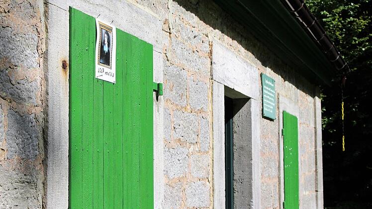 Ein Unbekannter hat ein laminiertes Portrait von Lola Motez an ein Fenster der Jagdhütte genagelt. Foto: Julia Raab