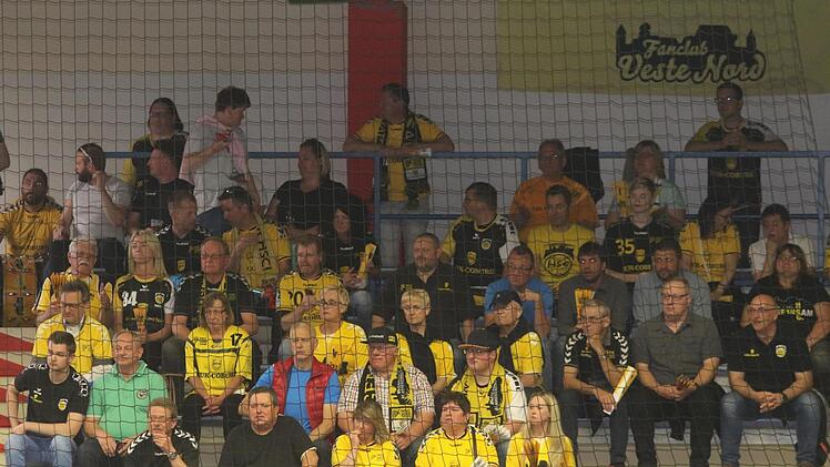Die nach Aue mitgefahrenen HSC-Fans waren schon zur Pause begeistert von der starken Leistung ihrer Mannschaft.