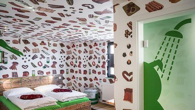 Eine "Fr&auml;nggische Bratwurst-Erlebniswelt" will die Metzgerei B&ouml;bel in Rittersbach bieten. G&auml;ste k&ouml;nnen daher nun in Themenzimmern &uuml;bernachten, die sich um die Wurst drehen. Foto: "obs/die bergerdesigner"