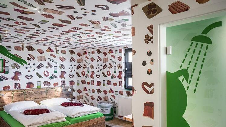 Eine "Fränggische Bratwurst-Erlebniswelt" will die Metzgerei Böbel in Rittersbach bieten. Gäste können daher nun in Themenzimmern übernachten, die sich um die Wurst drehen. Foto: "obs/die bergerdesigner"