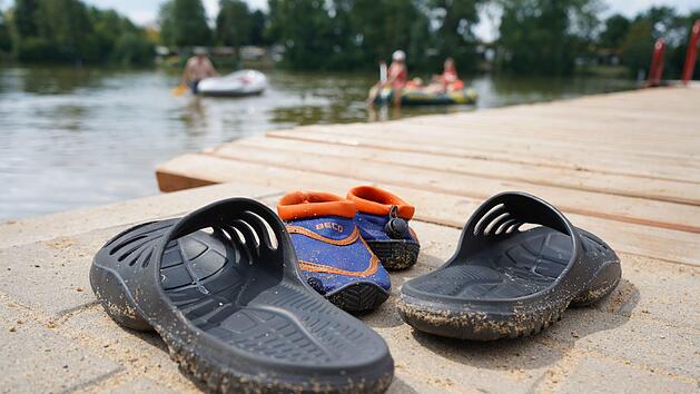 Badeschuhe sind beim diesj&auml;hrigen 10. Rh&ouml;ner Wandertag ein Muss. Schlie&szlig;lich bietet der Sulzfelder Badesee m&uuml;den Wanderf&uuml;&szlig;en eine willkommene Erfrischung. Foto: Kathrin Kupka-Hahn